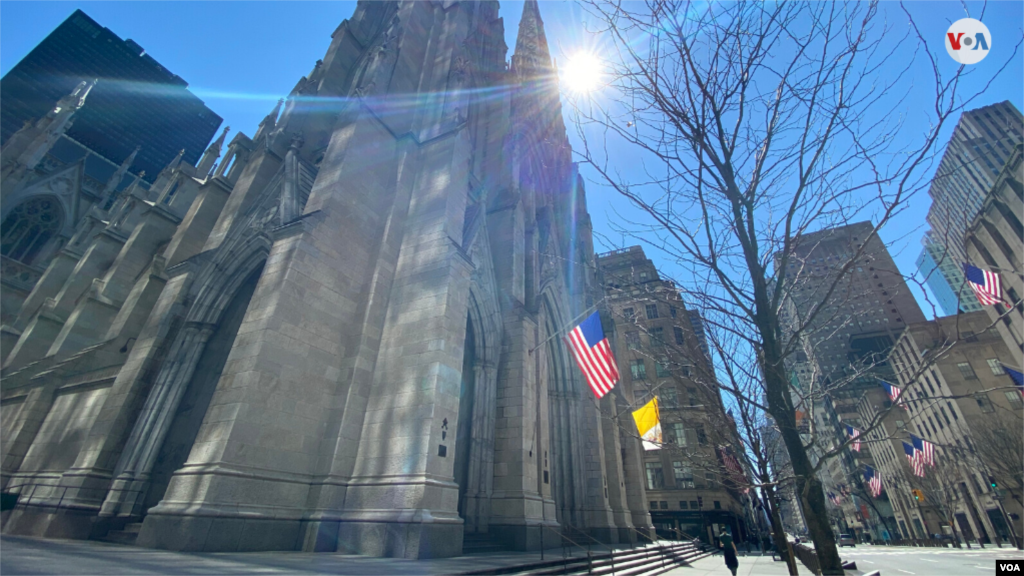 Miles de personas visitaban diariamente la catedral de San Patricio, conocida como la más grande de estilo gótico del mundo. Hoy su pórtico no sirve de acceso para los feligreses, sino para enfermos de la COVID-19.