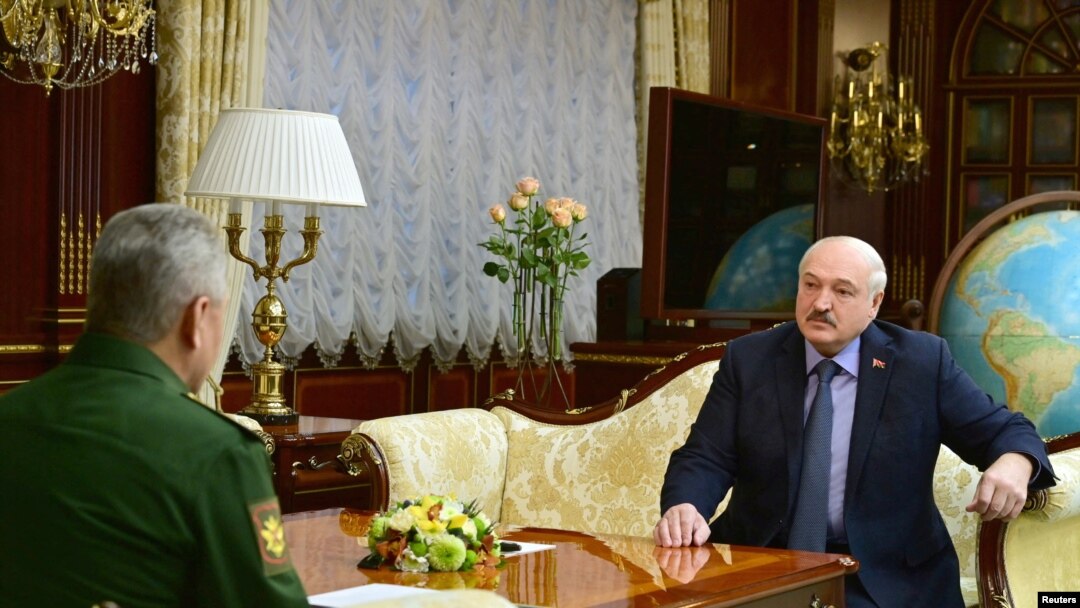 Presiden Belarus Alexander Lukashenko bertemu dengan Menteri Pertahanan Rusia Sergei Shoigu di Minsk, Belarus 10 April 2023. (BelTA/Handout via REUTERS)