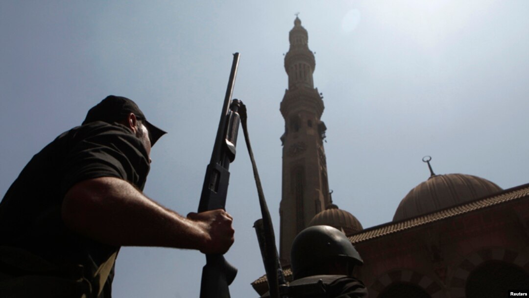 Pasukan keamanan Mesir berhasil menguasai masjid Al-Fatah di Lapangan Ramses, Kairo (17/8). 