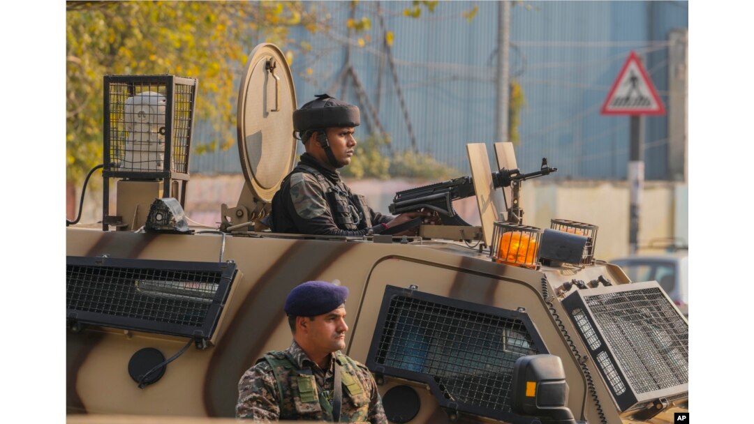 Tentara paramiliter India berjaga di lokasi ledakan granat di sebuah pasar di Srinagar, Kashmir yang dikuasai India, 3 November 2024. (Foto: AP)