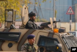 Tentara paramiliter India berjaga di lokasi ledakan granat di sebuah pasar di Srinagar, Kashmir yang dikuasai India, 3 November 2024. (Foto: AP)