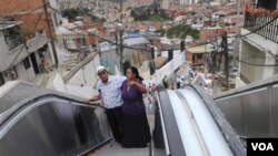 Luis Hernesto Holguín y su hermana Resfa Holguín hacen uso de las primera escalera mecánica al aire libre del mundo.