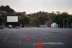 Primera función de autocine en Caracas, Venezuela. Foto: Fabiana Rondón - VOA.