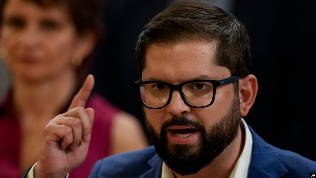 El presidente chileno, Gabriel Boric, habla durante la ceremonia para nombrar nuevos miembros de su gabinete en el palacio presidencial de La Moneda en Santiago, Chile, el 10 de marzo de 2023.
