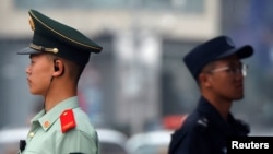 资料照片：美国总统唐纳德·特朗普访华期间，北京长安街上的安保人员。(2026年5月15日)