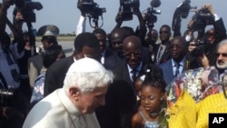 O Papa Bento XVI ao ser saudados por jovens no aeroporto de Cotonou, no Benin