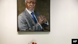 Moun Plase Yon Bouke Flè tou Pre yon Foto Kofi Annan nan Katye Jeneral Nasyon-Zuni Nan Dat 18 Out,2018. AP/Mary Altaffer