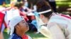 Seorang warga sedang menjalani tes swab Covid-19 di Civic Center Park di Denver, 20 Juni 2020. (Foto: Reuters)