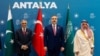 از چپ: وزیران خارجه پاکستان، ترکیه و عربستان سعودی در حاشیه نشست امنیتی آنتالیا