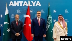 از چپ: وزیران خارجه پاکستان، ترکیه و عربستان سعودی در حاشیه نشست امنیتی آنتالیا