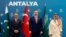 از چپ: وزیران خارجه پاکستان، ترکیه و عربستان سعودی در حاشیه نشست امنیتی آنتالیا