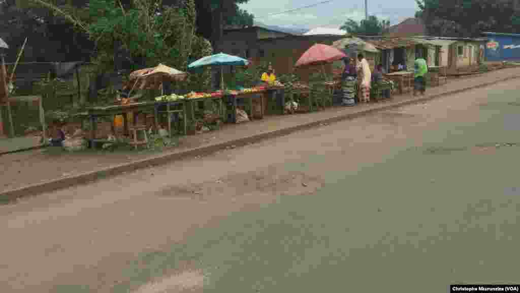 Quelques commerçants bravent la peur sur l&rsquo;artère principale qui sépare les quartiers Cibitoke et Mutakura de la zone de Cibitoke à Bujumbura, Burunadi. 26 avril 2016 (VOA/Christophe Nkurunziza)