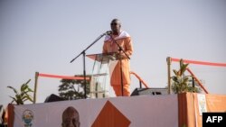 Le président du Burkina Faso, Roch Marc Christian Kaboré, prononce un discours lors de son rassemblement, à Dori le 10 novembre 2020, lors de la campagne présidentielle en vue des élections présidentielles du 22 novembre 2020.