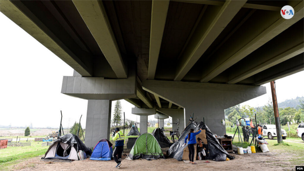 Una vista panorámica del improvisado campamento, donde los migrantes venezolanos esperan que mejore su situación actual. [Foto: Diego Huertas]