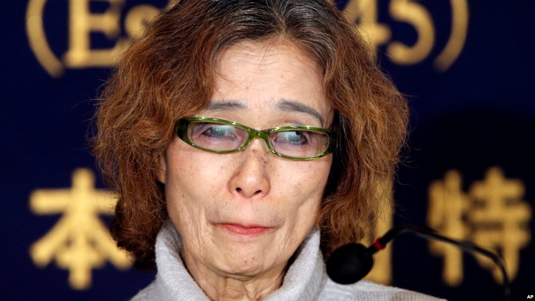 Junko Ishido, ibu jurnalis Jepang Keni Goto yang disandera oleh ISIS, berbicara dalam konferensi pers di Tokyo (23/1). (AP/Koji Sasahara)