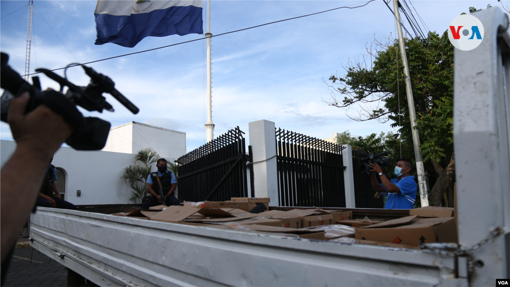 Policías extraen cajas selladas del edificio de La Prensa tras ser allanada. 