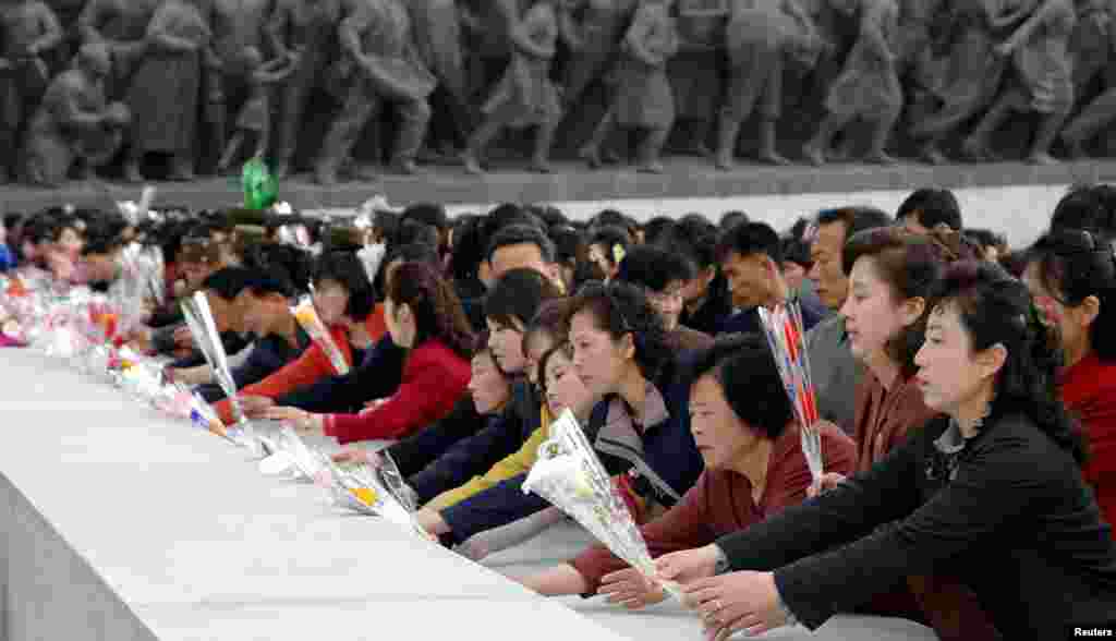 북한 인민군 창건 85주년을 맞아 인민군 장병들과 각 계층 근로자, 학생들이 평양 만수대 언덕의 김일성&middot;김정일 동상에 헌화했다.