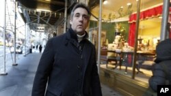 Michael Cohen, ex abogado del presidente Donald Trump, deja su edificio de apartamentos en Park Avenue, Nueva York, el viernes 7 de diciembre de 2018.