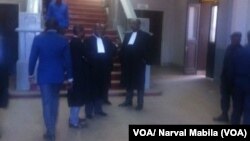 Des avocats attendent un procès au parquet général de la République à Lubumbashi, 11 mai 2016. VOA/ Narval Mabila