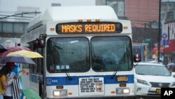 روی اتوبوس‌های شهر نیویورک نوشته که ماسک اجباری است. 