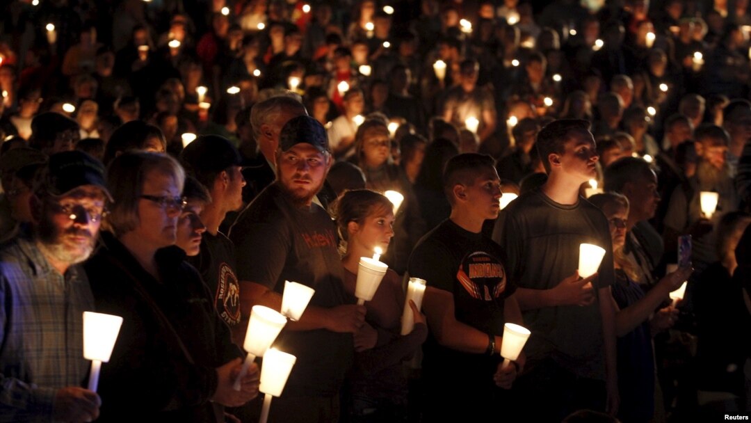 People take part in candlelight vigil following a mass shooting at Umpqua Community College in Roseburg, Oregon Oct. 1, 2015.