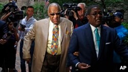 Bill Cosby (centro) llega a la selección del jurado en el caso en su contra por asalto sexual en Pittsburgh, Pennsylvania, el lunes, 22 de mayo de 2017.