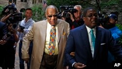 Bill Cosby, centre, à son arrivée pour la sélection des jurés en vue de son procès pour agression sexuelle au tribunal du comté d'Allegheny à Pittsburgh, en Pennsylvanie, le 22 mai 2017.