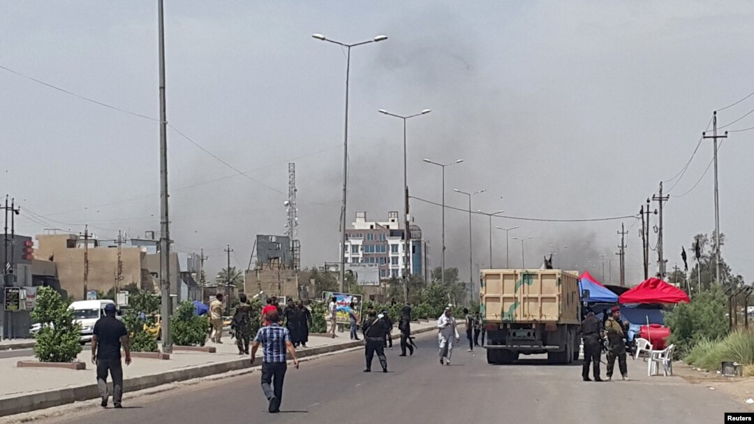 Kepulan asap hitam terlihat dari lokasi serangan bom mobil di distrik Saydiya, selatan Baghdad (2/5). 