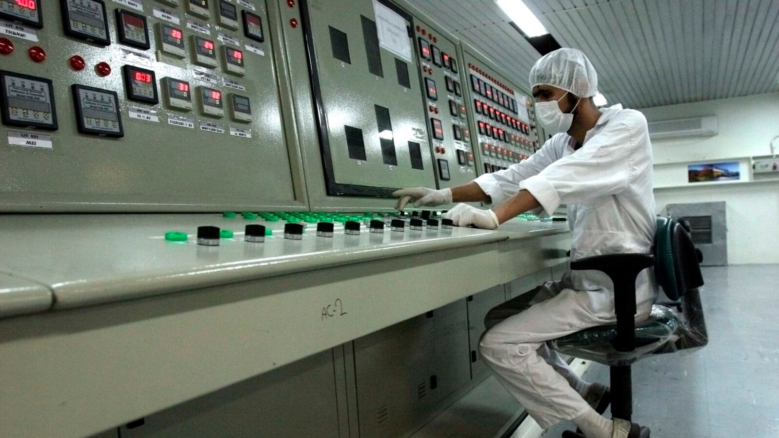 Iranski tehničar u postrojenju za preradu uranijuma nadomak grada Isfahana (arhivski snimak).