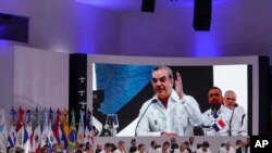 Líderes y representantes escuchan al presidente de la República Dominicana, Luis Abinader, en una pantalla grande, durante la 28ª sesión de la Cumbre Iberoamericana, en Santo Domingo, República Dominicana, el 25 de marzo de 2022.