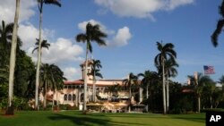 川普在佛罗里达州棕榈滩的别墅，马阿拉歌庄园(Mar-a-Lago)。川普一家上星期在那里过节休假。NBC电视网报道，美国特勤局派了150名安全人员在那里保护（2016年11月27日）