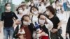 Japan နိုင်ငံက Disney Land မှာကိုရိုနာဗိုင်းရပ်စ်ရန်ကာကွယ်ရန် နှာခေါင်းစည်းတပ်ထားသောပြည်သူများ