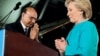 Khizr Khan, padre del capitán Humayun Khan, caído en combate, presenta a Hillary Clinton, durante un mitin en Manchester, New Hampshire, el domingo por la noche.