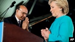 Khizr Khan, padre del capitán Humayun Khan, caído en combate, presenta a Hillary Clinton, durante un mitin en Manchester, New Hampshire, el domingo por la noche.