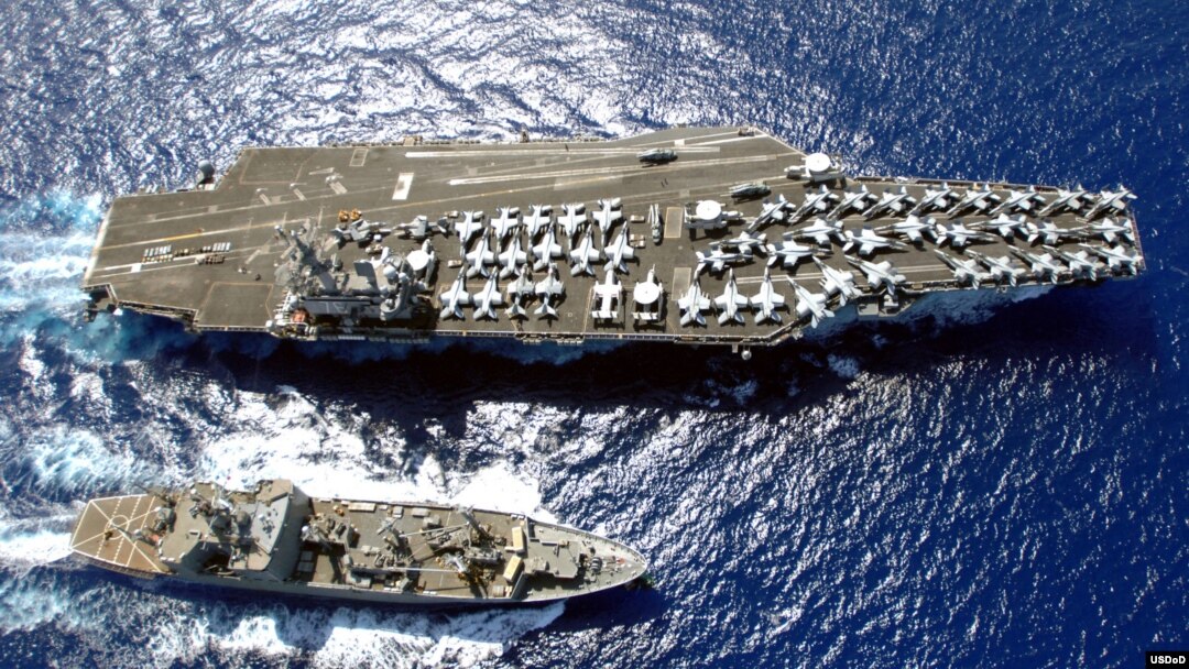 Hàng không mẫu hạm USS Ronald Reagan là tàu chiến lớn nhất của hải quân Hoa Kỳ, có trọng tải 100.000 tấn, với 5.000 thủy thủ đoàn.