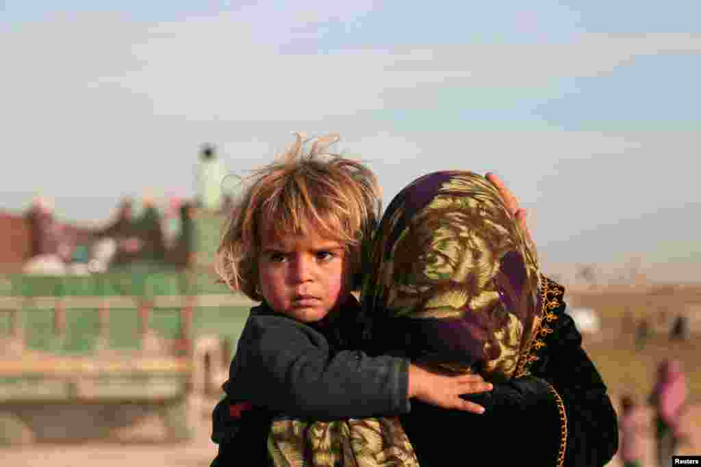بازگشت یک مادر و فرزندش سوری به خانه&zwnj; خود در شهر هیشا، بعد از آزادی این شهر از دست داعش. &nbsp; 
