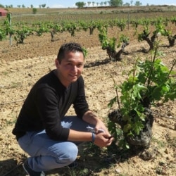 Joseph Ruiz Acosta ha visitado varios países del mundo para conocer el origen de los vinos que cata y eso ha contribuido a que sea un destaca sommelier en su natal Perú y en otros países.