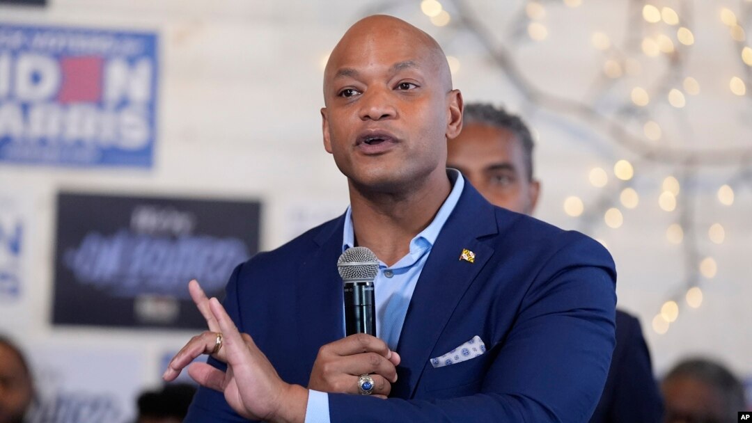 ARCHIVO - El gobernador de Maryland, Wes Moore, habla durante una visita al South Restaurant & Jazz Club con el presidente Joe Biden, el 29 de mayo de 2024, en Filadelfia. 