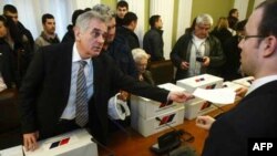 Predsednik Srpske napredne stranke Tomislav Nikolić predaje peticiju sa 304.180 potpisa gradjana za izmenu člana 100 Ustava Republike Srbije i Zakona o Vladi Republike Srbije