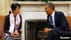 Hình tư liệu - Tổng thống Hoa Kỳ Barack Obama trò chuyện với bà Aung San Suu Kyi tại Phòng Bầu dục của Tòa Bạch Ốc, ngày 19 tháng 9 năm 2012.