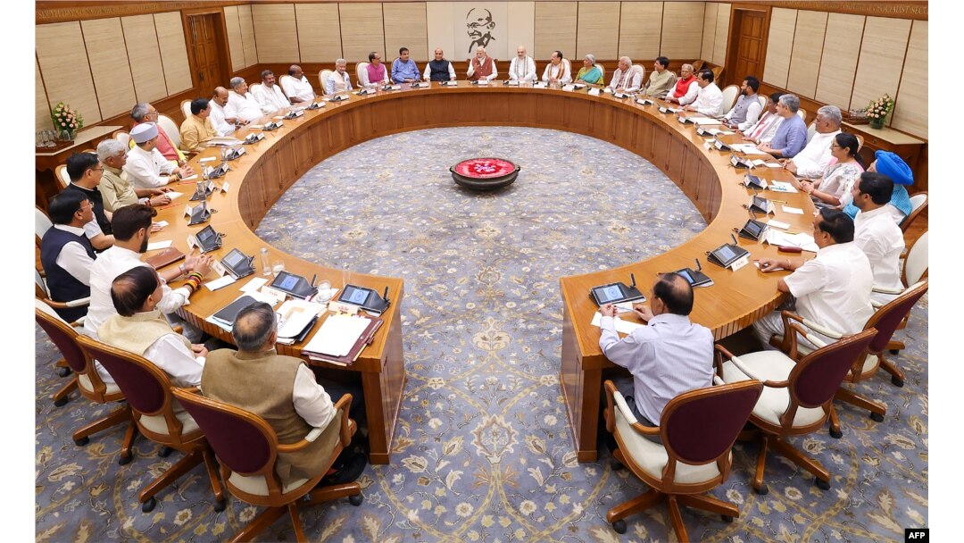 Perdana Menteri India Narendra Modi (tengah) mengadakan sidang kabinet pertama, di New Delhi pada 10 Juni 2024. (Foto: AFP)
