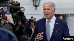 Tổng thống Mỹ Joe Biden nói chuyện với giới truyền thông trước khi rời Nhà Trắng vào cuối tuần, tại Washington, Mỹ, ngày 24 tháng 2 năm 2023.