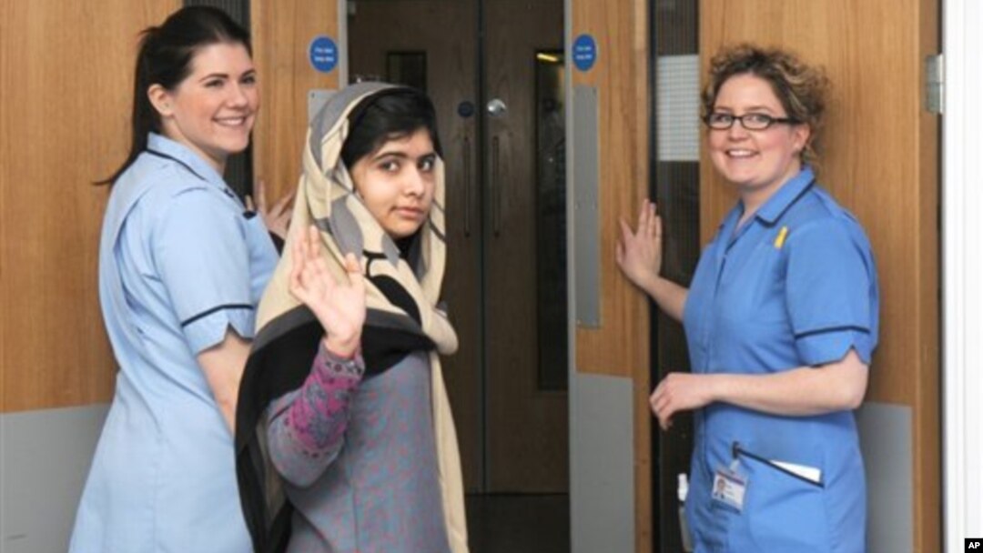 Malala Yousufzai (tengah) didampingi perawatnya di rumah sakit Birmingham, Inggris (foto: dok). 