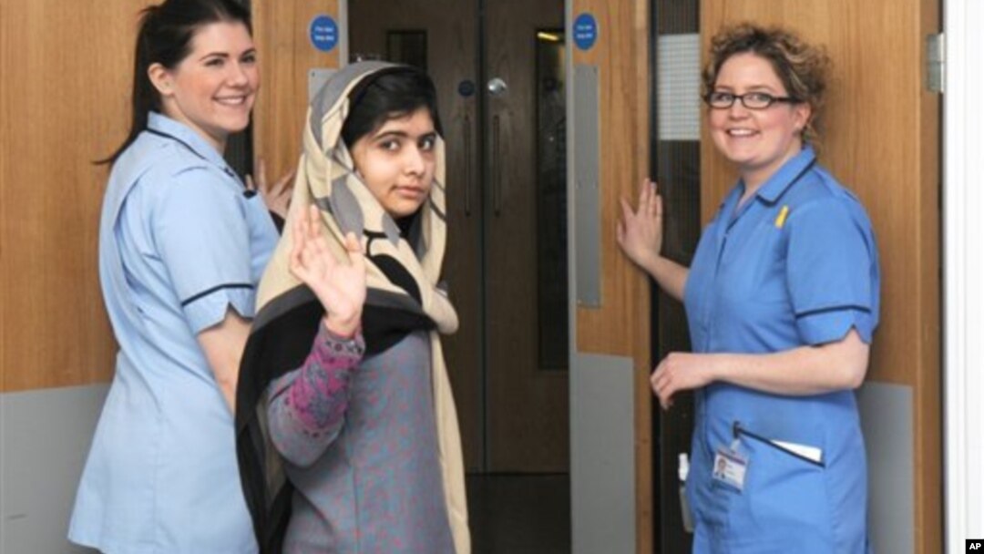 Malala Yousufzai (tengah) diperbolehkan meninggalkan rumah sakit di Birmingham, Inggris setelah menjalani perawatan akibat penembakan oleh militan Taliban Oktober tahun lalu (foto: dok).