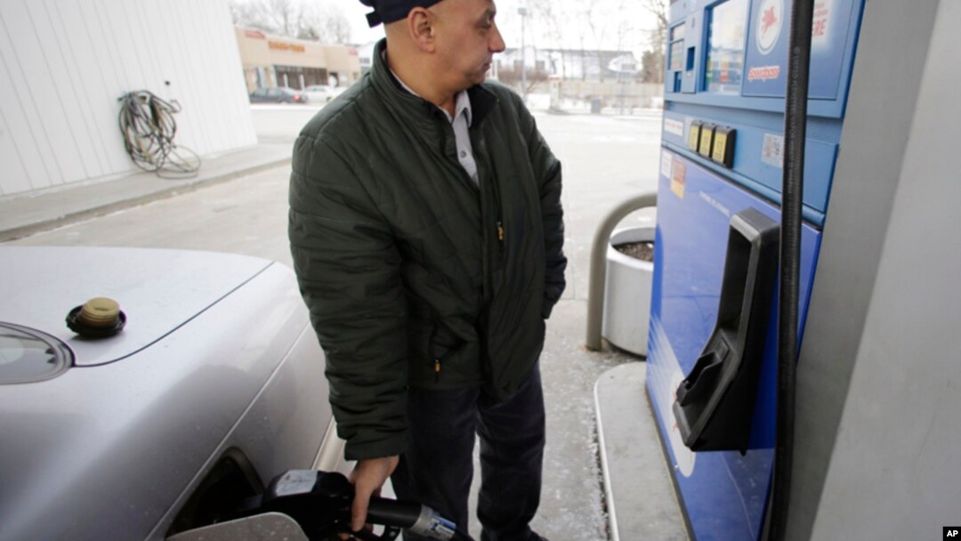 El galón de gasolina regular se vende ahora a $3,73 como promedio en el país. Hay sitios donde hay que pagarlo a $4 o más.