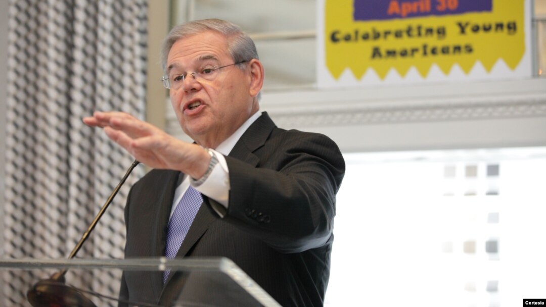 El senador Robert Menéndez Menéndez fue galardonado con el premio "Campeón de los Niños" por el Instituto Nacional de Niños Latino (NLCI, por sus siglas en inglés) por su continuo trabajo y abogacía por los niños multiculturales.