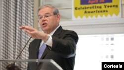 El senador Robert Menéndez Menéndez fue galardonado con el premio "Campeón de los Niños" por el Instituto Nacional de Niños Latino (NLCI, por sus siglas en inglés) por su continuo trabajo y abogacía por los niños multiculturales.