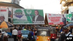 Les affiches électorales de Julius Maada Bio et Samura Kamara, les deux candidats au second tour de la présidentielle du 27 mars, à Freetown, le 12 mars 2018. 