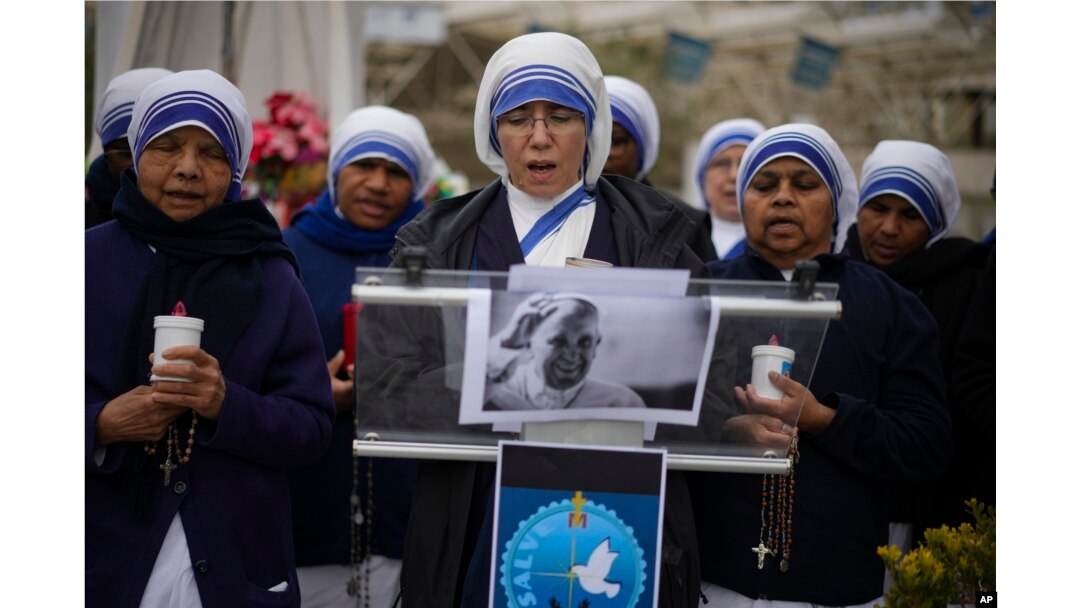 Para biarawati berdoa untuk Paus Fransiskus di depan Poliklinik Agostino Gemelli, di Roma, 9 Maret 2025. (Foto: AP)