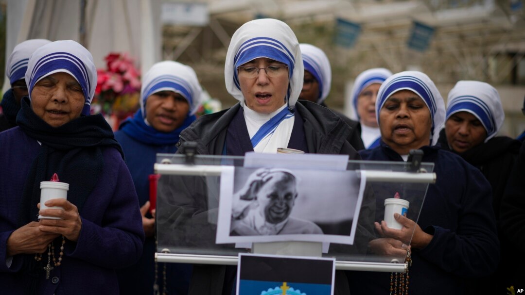 Para biarawati berdoa untuk Paus Fransiskus di depan Poliklinik Agostino Gemelli, di Roma, Italia, 9 Maret 2025.